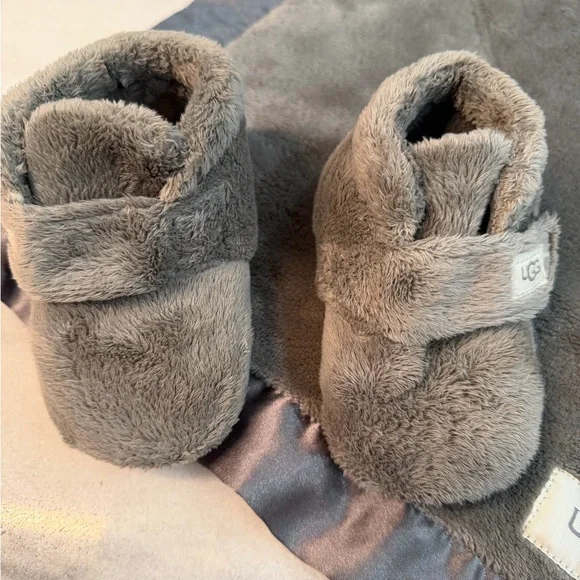 UGG Soft Gray Kids Slippers Bixbee and Lovey size 4/5 - Picture 3 of 12